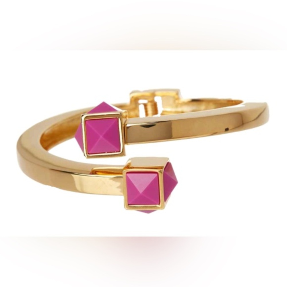 Trina Turk NWT Pyramid accent bypass bangle in gold pl/dk pink
